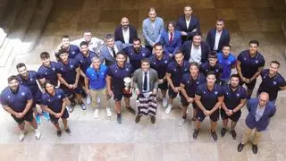 Carlos Mazón recibe al equipo de rugby Huesitos La Vila tras lograr el ascenso