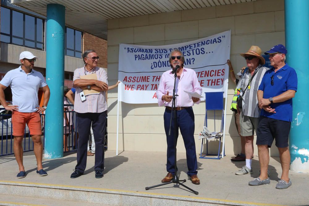 El alcalde de Orihuela Costa escucha las quejas de los vecinos sobre la limpieza