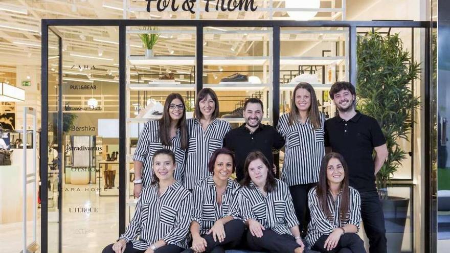 Los empleados de una de las tiendas For&amp;From promovidas por Inditex.