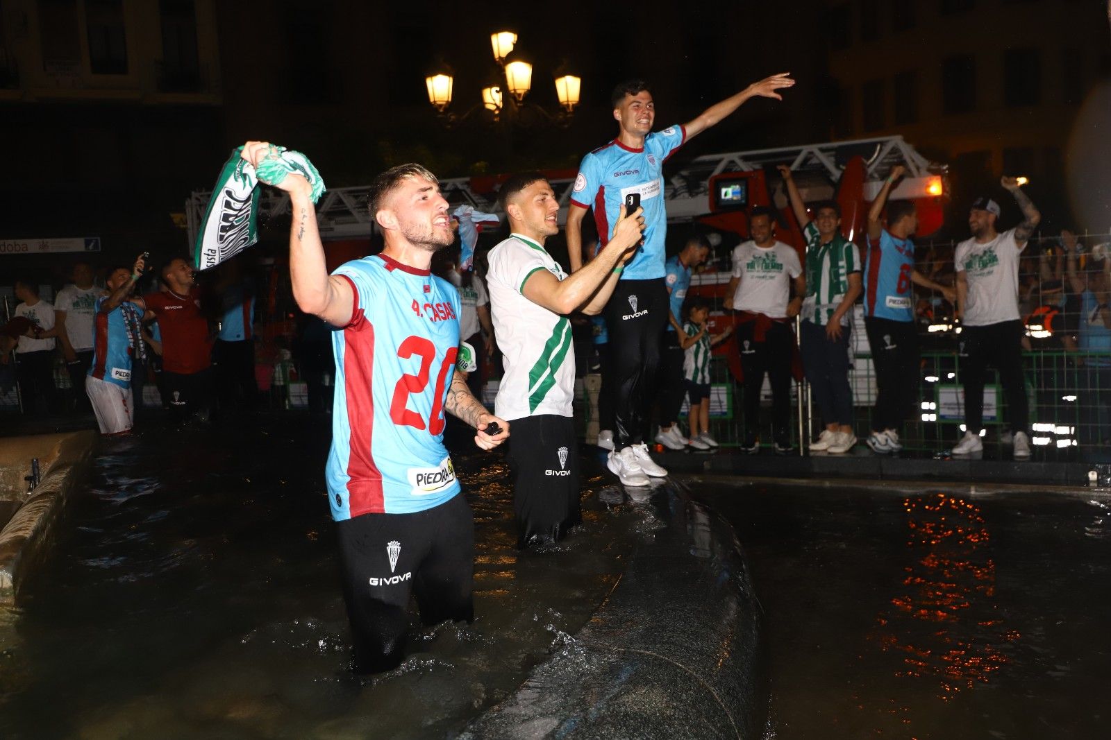 Los aficionados cordobesistas celebran el ascenso en Las Tendillas