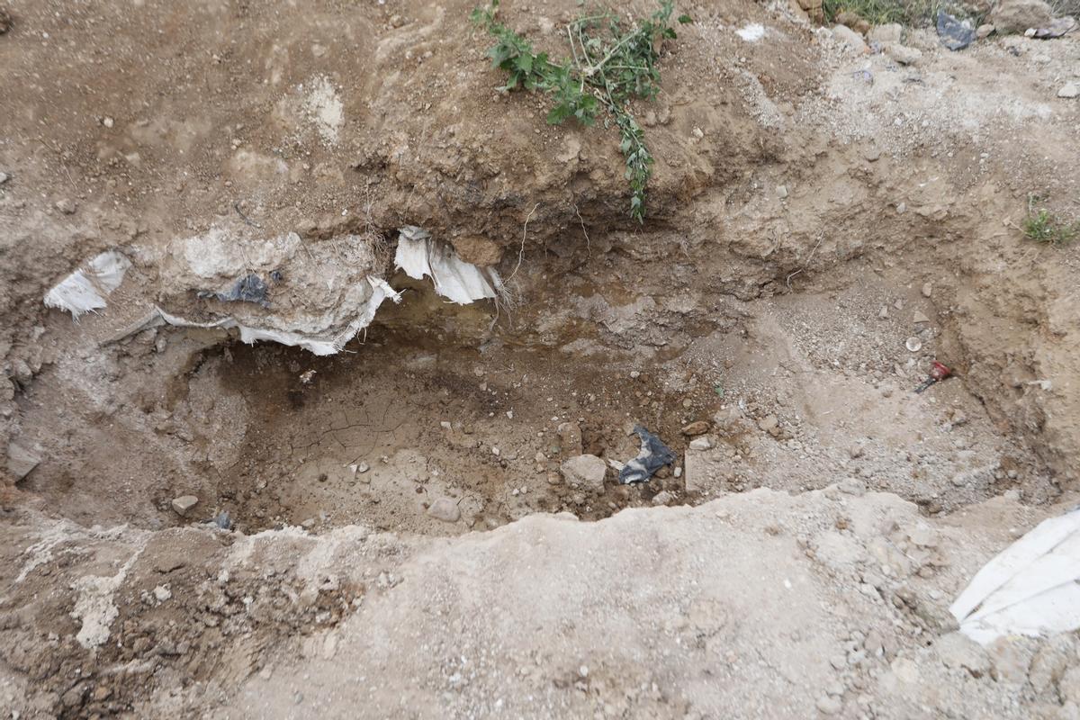 Fosa donde la acusada ocultó el cadáver de su marido tras estrangularlo.