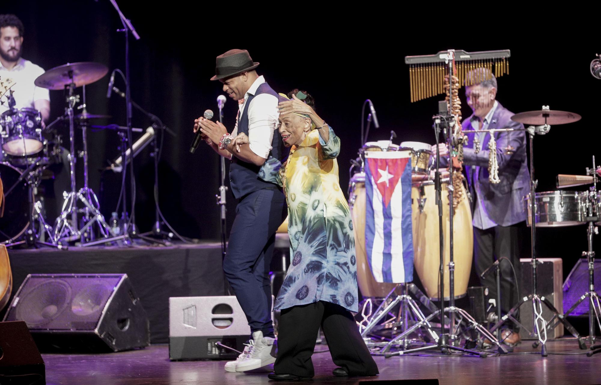 La diva del Buena Vista Social Club llena el Principal de alegría y el arte cubano