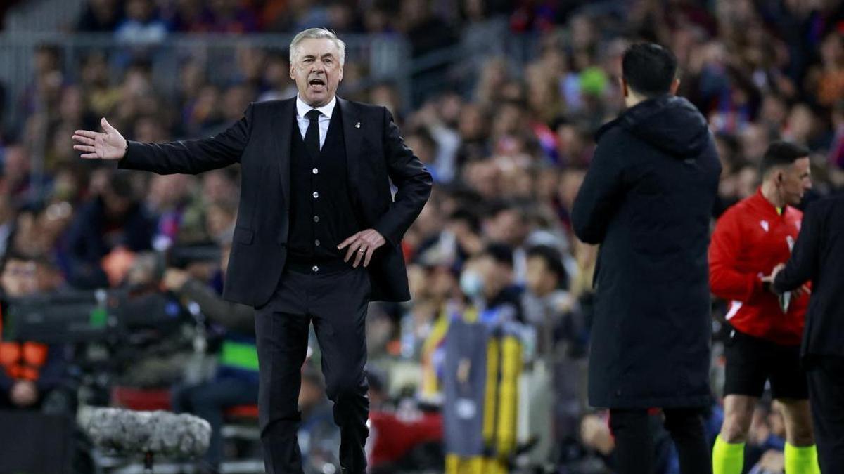 Ancelotti y Xavi, en la banda del Camp Nou.