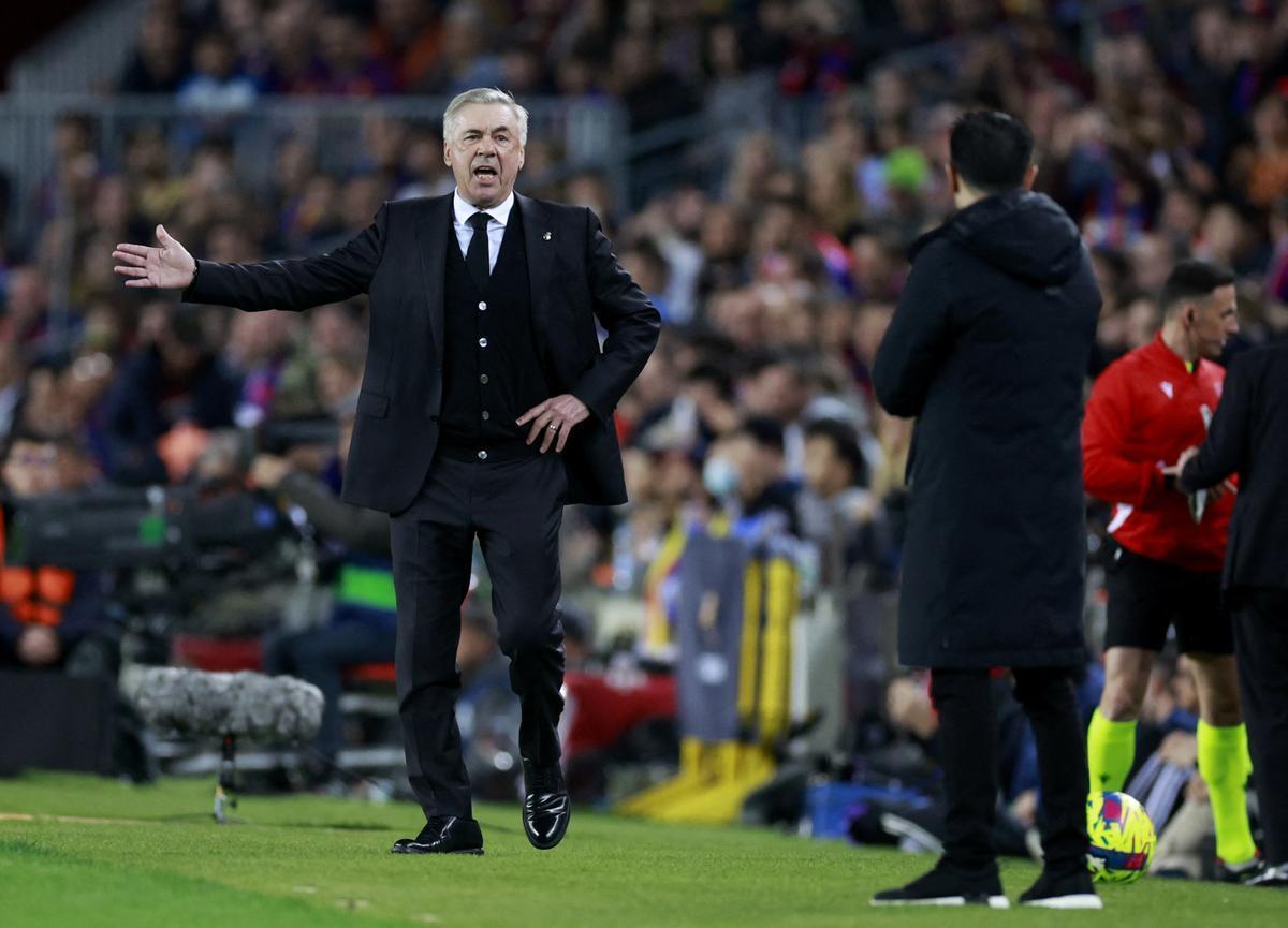 Ancelotti y Xavi, en la banda del Camp Nou.