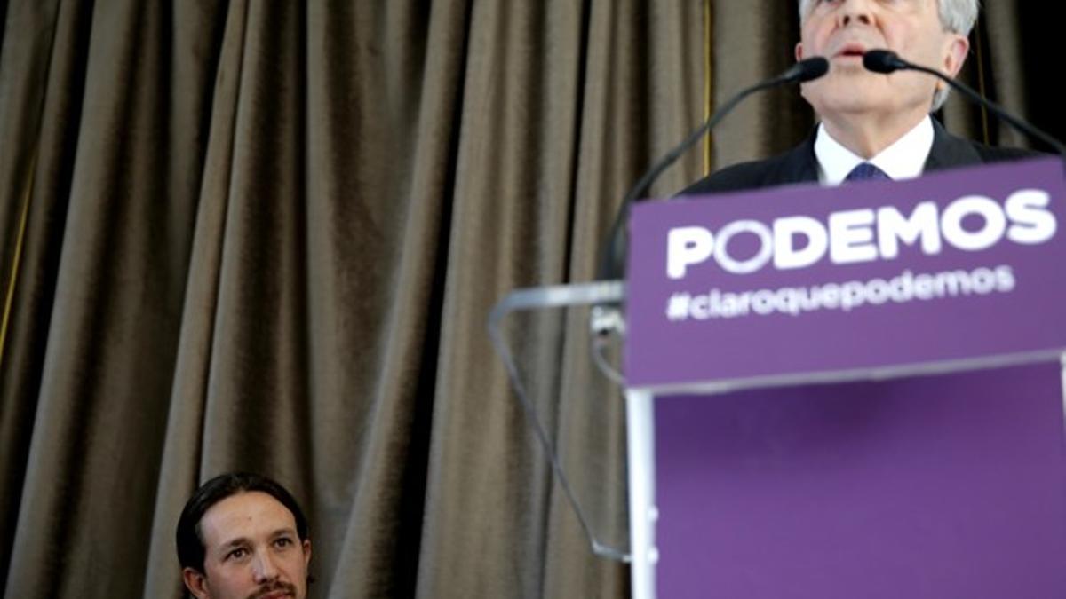 El exfiscal Anticorrupción Carlos Jiménez Villarejo, en una rueda de prensa de Podemos, junto a Pablo Iglesias, este viernes.