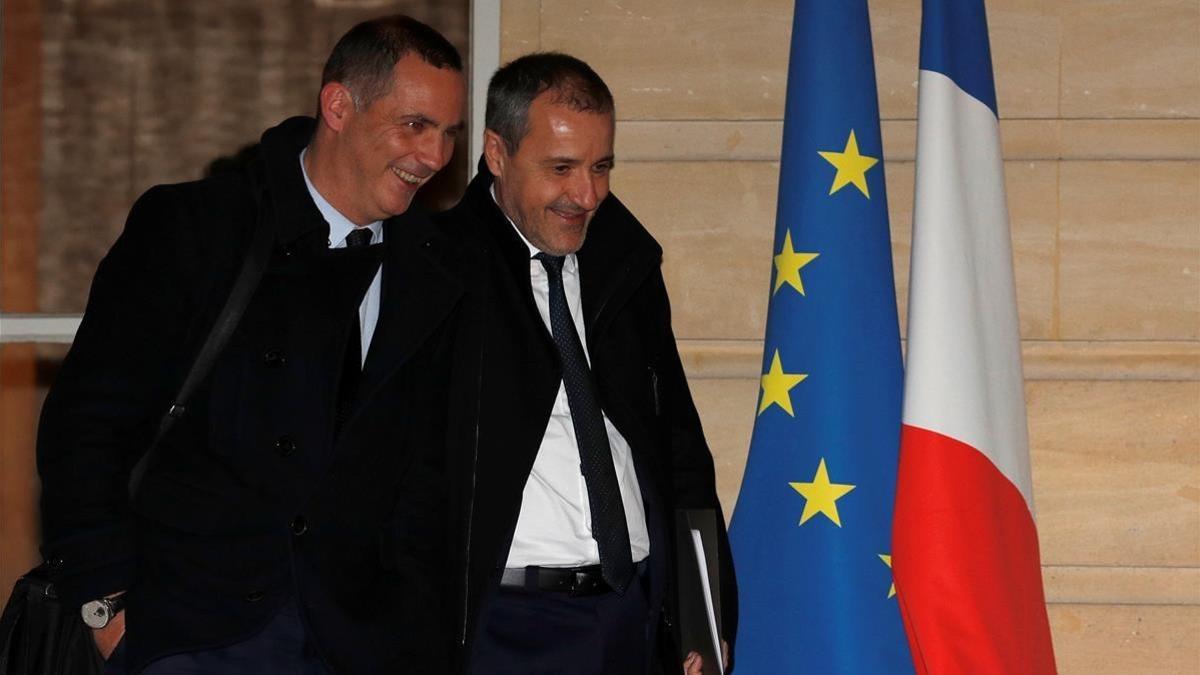 Los líderes nacionalistas corsos Gilles Simeoni y Jaen-Guy Talamoni, tras entrevistarse con el primer ministro francés, Édouard Philippe, en el Palacio de Matignon de París