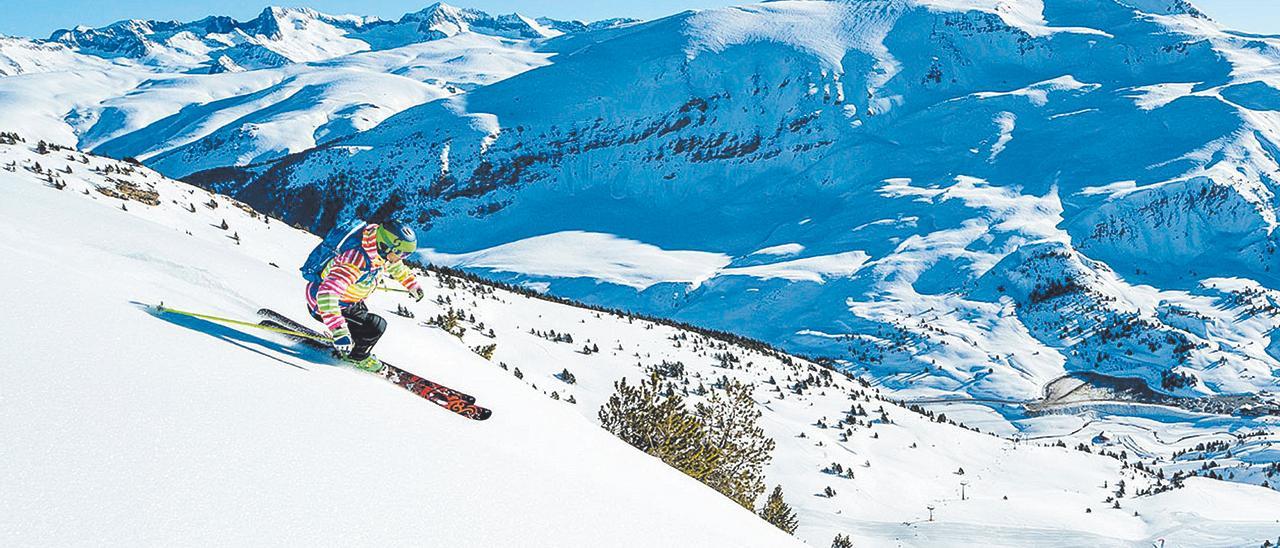 Descenso de un esquiador en una ladera de las pistas de Formigal.