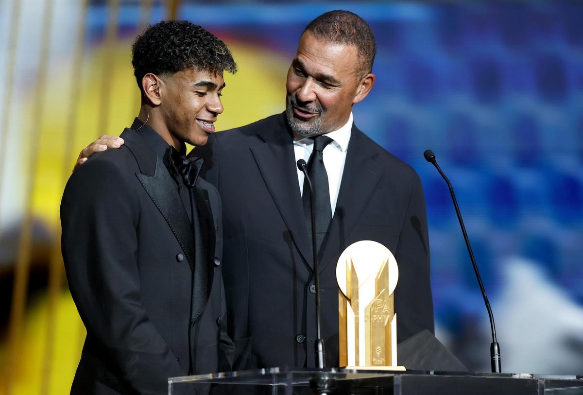 Ruud Gullit (d) y l delantero del Barcelona y de la selección española Lamine Yamal.
