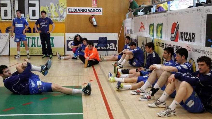 Los jugadores del Teucro, abatidos tras la derrota en el Pabellón de Hondartza. // Nagore Iraola