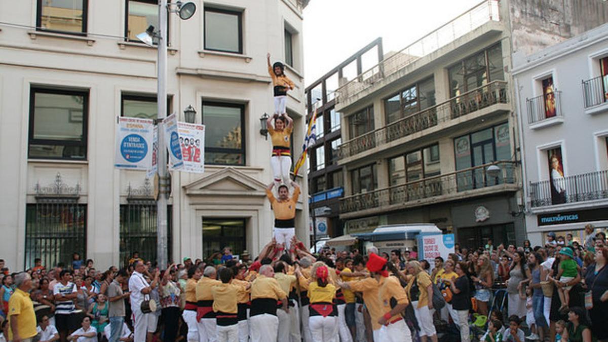 El 'pilar de quatre caminat' de los Castellers de Badalona en la Fiesta Mayor de Agosto.