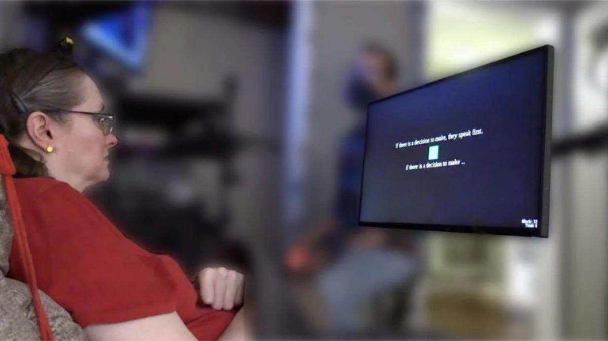 Una participante del estudio que tiene problemas para hablar con claridad debido a un derrame cerebral utiliza la interfaz cerebro–ordenador.