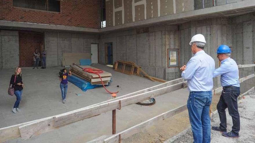 Gonzalo Durán y Javier Tourís durante la visita celebrada ayer a las obras del futuro auditorio de O Esteiro. // Iñaki Abella