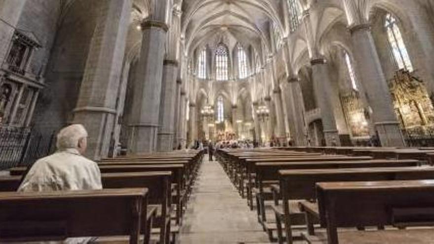 Una espectacular vista interior de la col·legiata basílica de Santa Maria de Manresa, la Seu