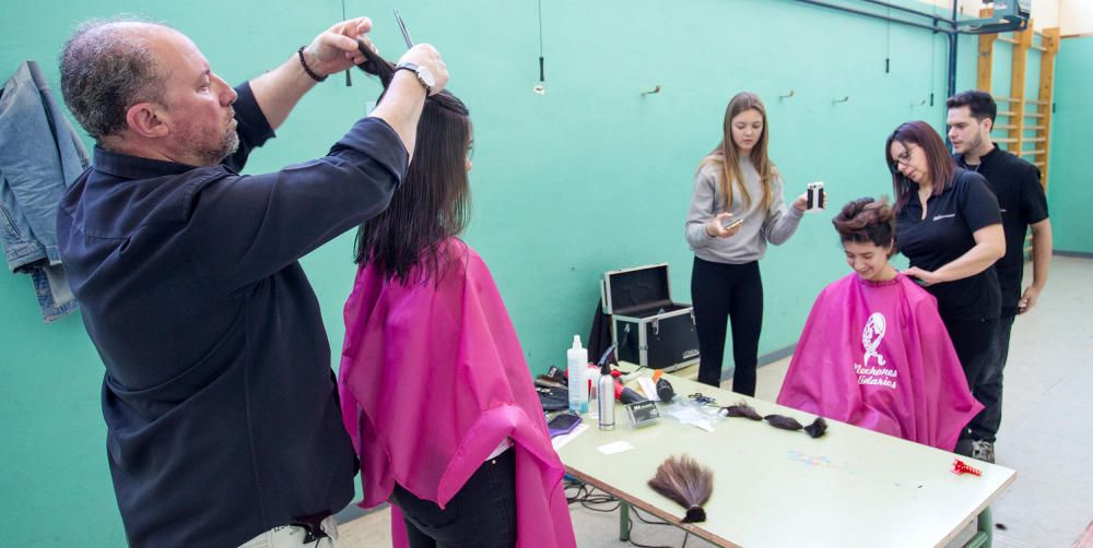 El Instituto Cabo de la Huerta conmemora el Día de la Mujer recaudando cabello y donativos