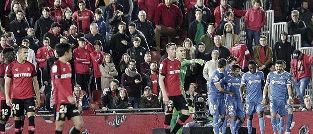 Los jugadores del Getafe celebran el gol de Maksimovic ante la desolaciÃ³n de los rojillos.