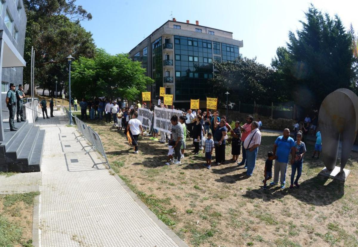 Manifestación tras las detenciones de la «Operación Vida» en Cangas. | GONZALO NÚÑEZ