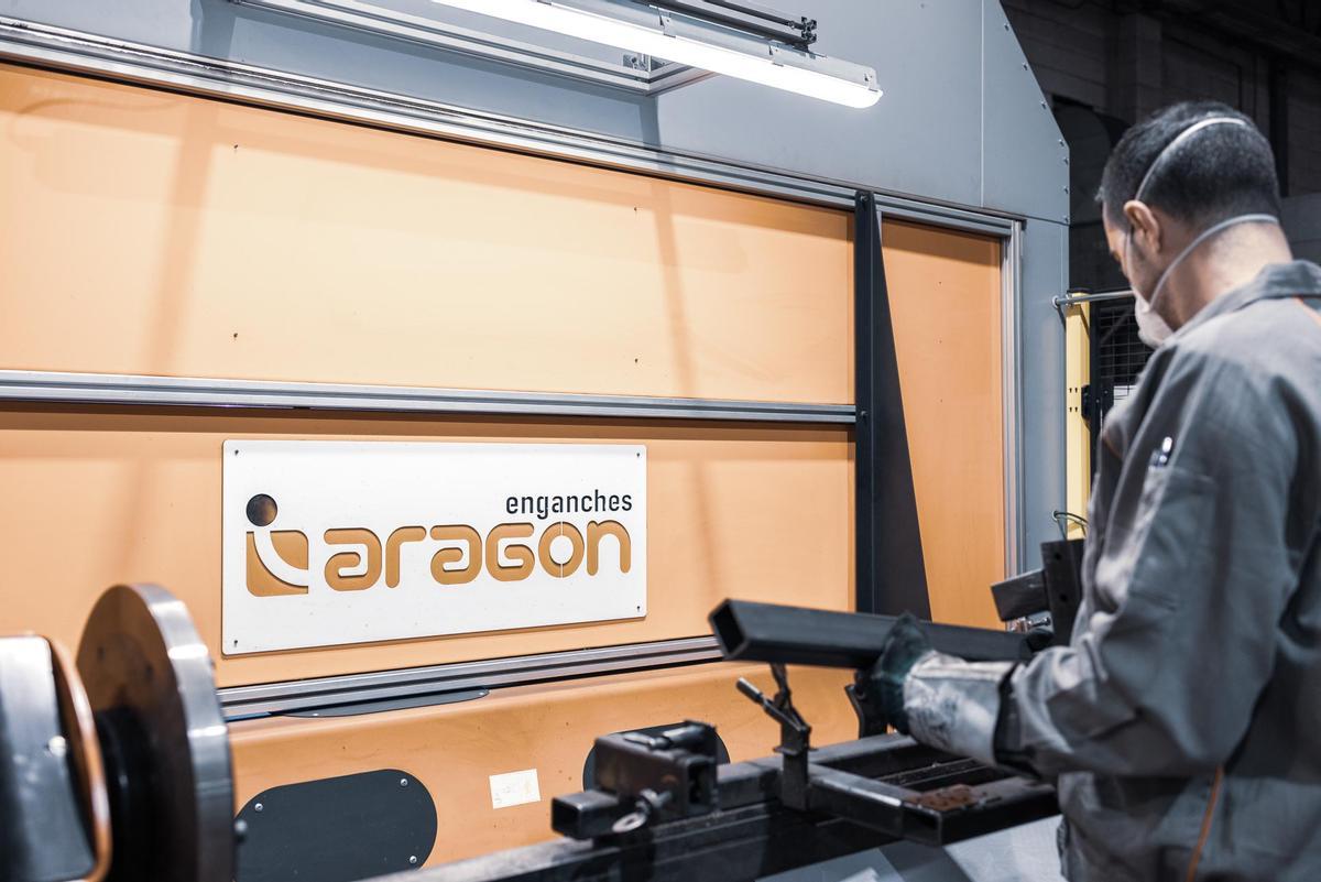 Un trabajador de la empresa Enganches Aragón, qu tiene su centro productivo en el polígono Malpica de Zaragoza e