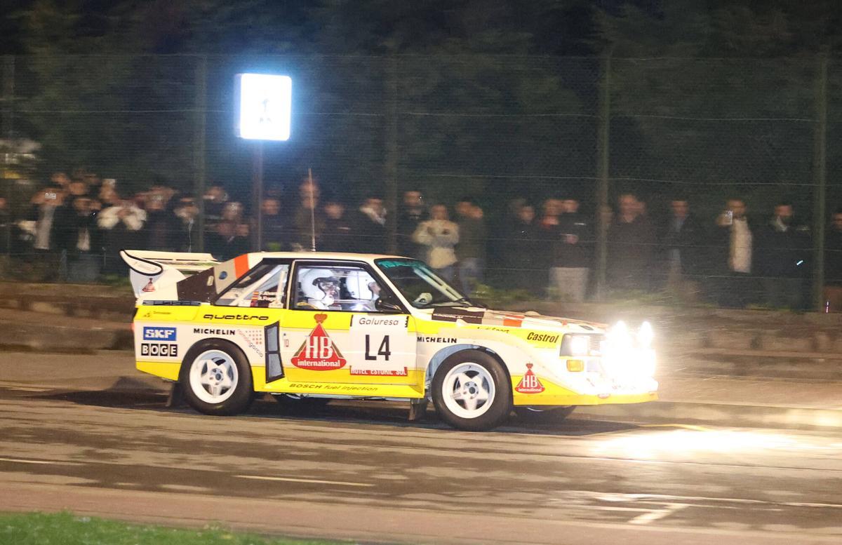 La trigésima edición del Rally de A Coruña arrancó este viernes con una presentación en O Parrote y una especial en el entorno del castillo de San Antón.