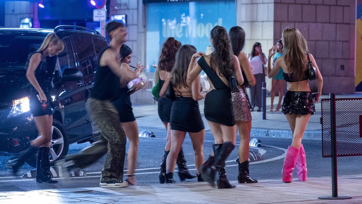 Ambiente en el eje de ocio del Front Marítim de la Barceloneta, la pasada noche del jueves.