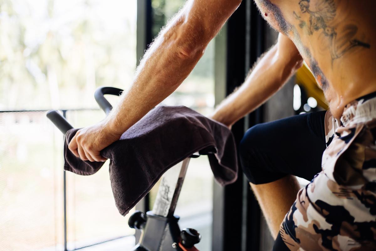 Cuál es el mejor ejercicio para perder la grasa abdominal montando en bicicleta