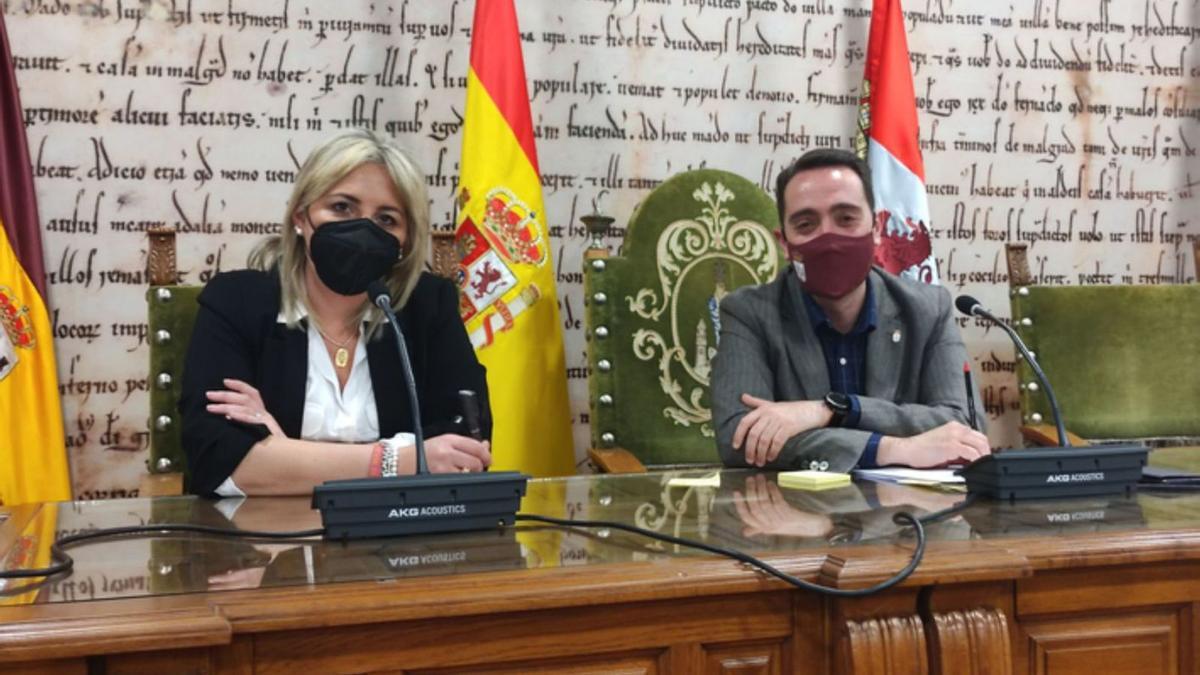 La concejala de Hacienda, Patricia Martín, y el alcalde de Benavente Lusicano Huerga. | E. P.