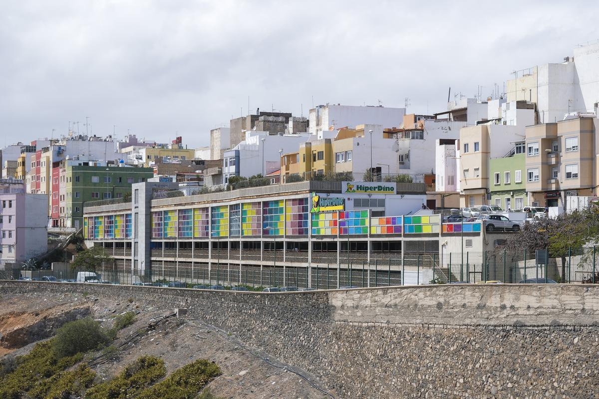 El espacio fue utilizado para contruir un supermercado, aparcamientos y un parque.