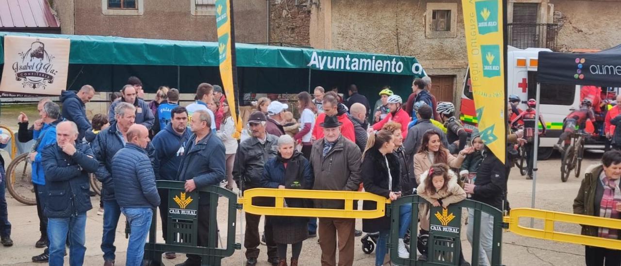 Fotografías de varios momentos durante la competición vivida en Ufones, el público a la espera de los ganadores, la preparación de la comida para los visitantes y la llegada de los ciclistas a la meta. | Ch. S.