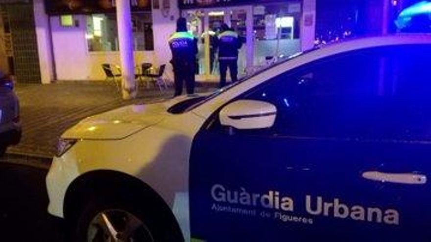 La Guàrdia Urbana inspeccionant un establiment d&#039;oci nocturn