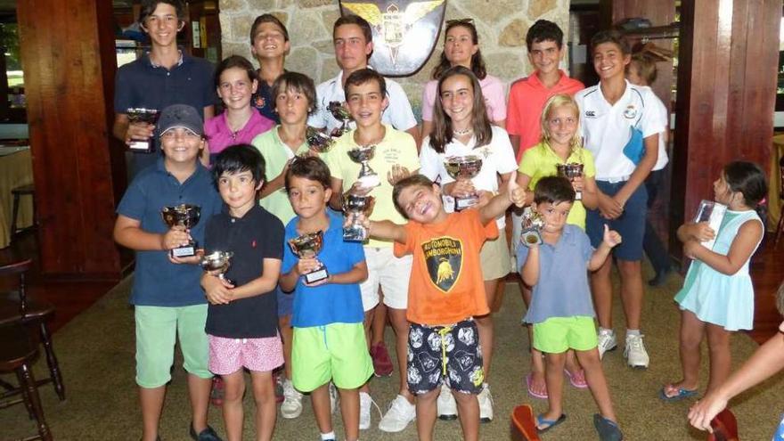 Los premiados de todas las categorías, en la entrega de premios del Aero Club de Vigo. // FdV