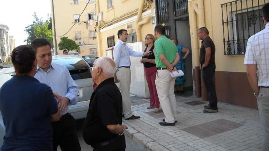 El delegado Enrique Benítez charla con algunos vecinos durante su visita de ayer.