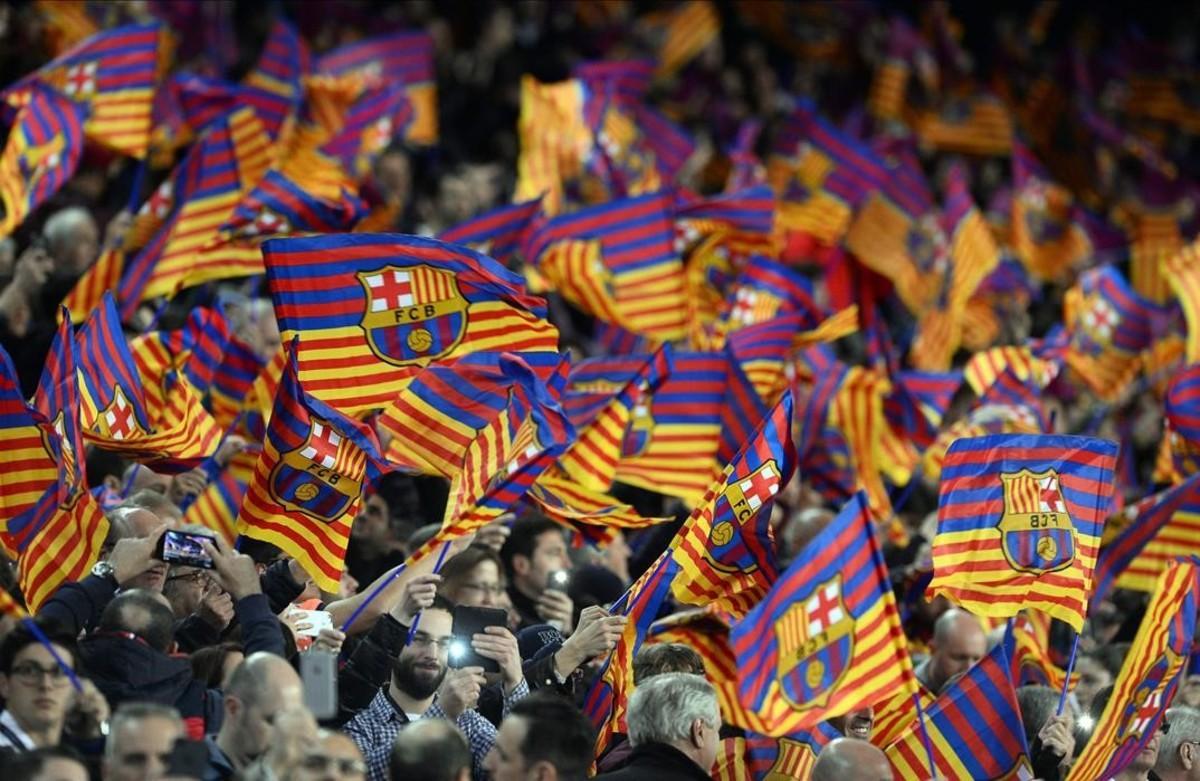 lpedragosa37596298 barcelona fans wave flags before the uefa champions league r170309000757