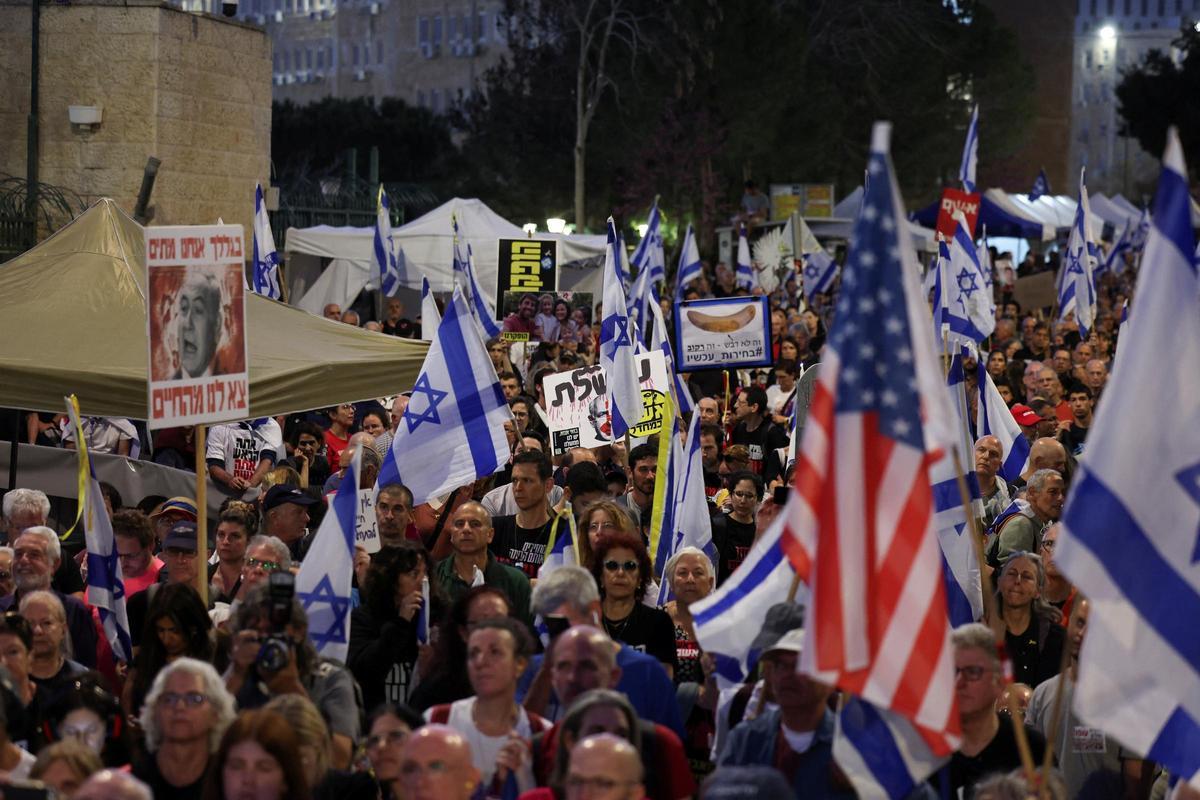 Manifestación exigiendo la destitución del primer ministro israelí Netanyahu frente a la Knesset, en Jerusalén