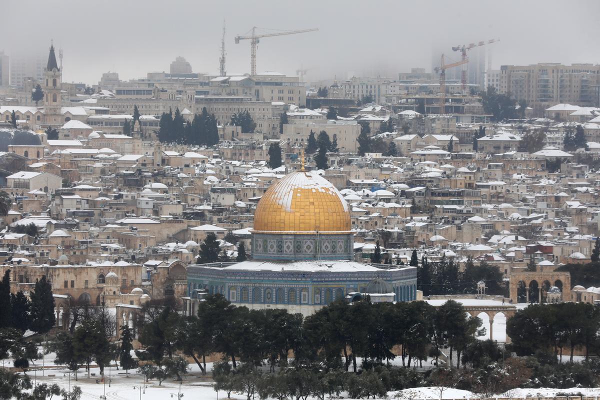 La ciudad vieja de Jerusalén, cubierta de nieve, en una imagen tomada desde el Monte de los Olivos.