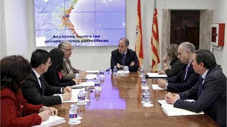 Camps puso a todos los &quot;pesos pesados&quot; del Consell en la comisión contra el petróleo, pero solo los reunió dos veces .