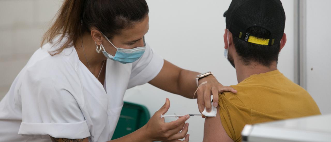 Una enfermera vacuna a un joven en el Recinto Ferial.