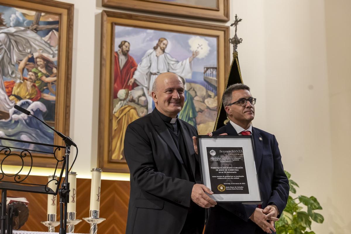 Aurelio Ferrándiz, pácrroco del Sagrado Corazón junto al presidente de la JMC