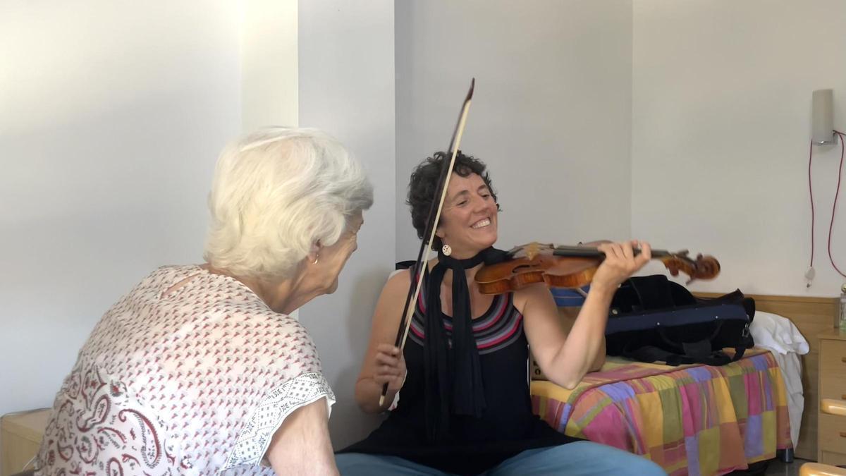 La Montserrat i l’Adriana Alcaide en una sessió musical