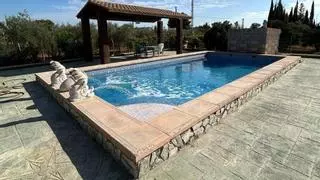 Esta es la casa en venta con una magnífica piscina en Sevilla, por 155.000 euros, perfecta para afrontar los calurosos días de verano