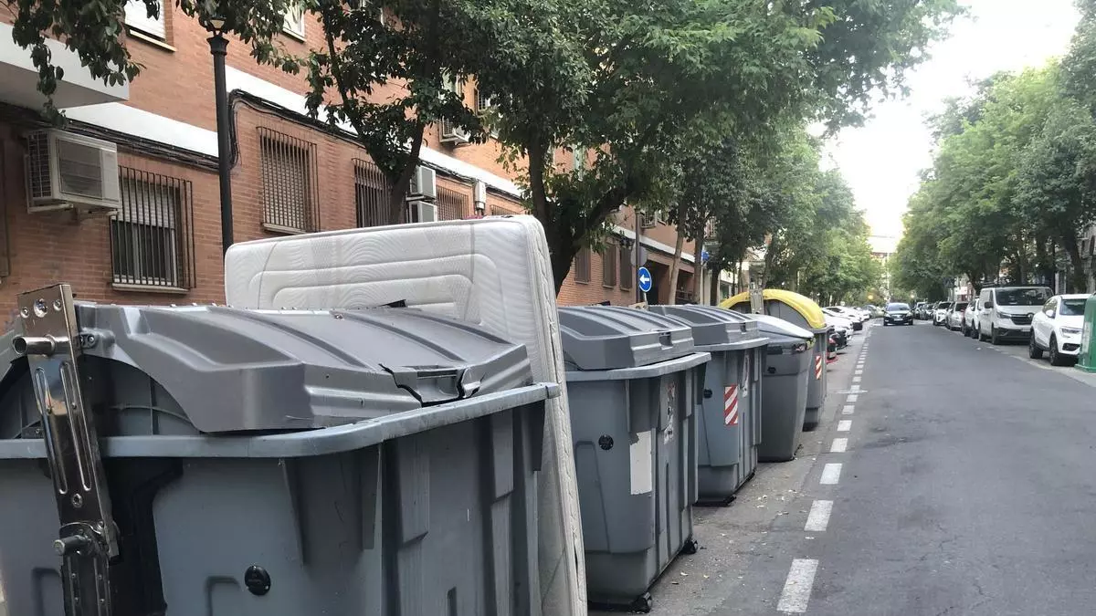 La falta de civismo desborda los seis contenedores de basura de la calle Colón en Cáceres
