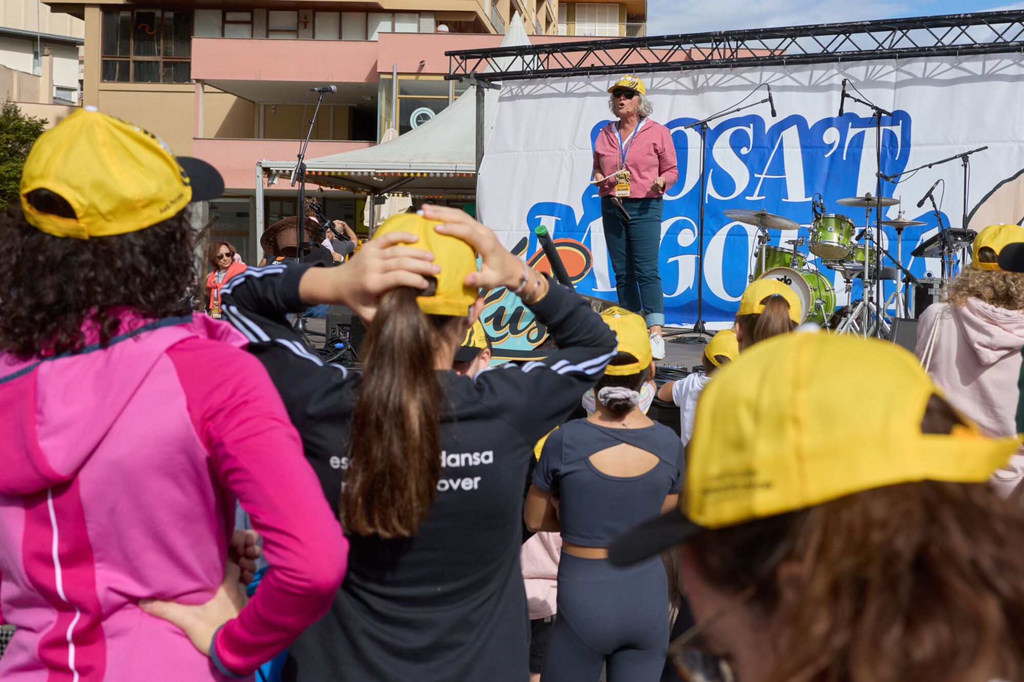 Possat la gorra contra el cancer infantil a la plaça Salvador Espriu de Girona
