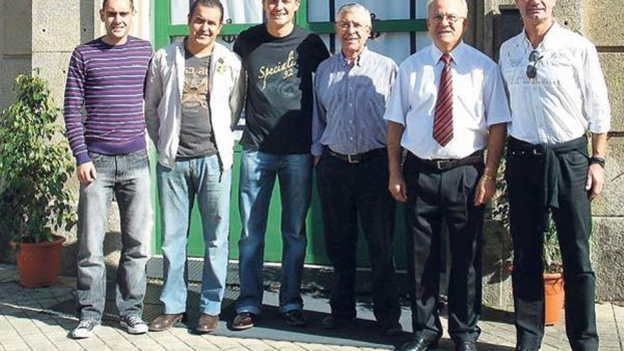 Mejuto, en el centro, con sus auxiliares, y de Carlos Pérez y José Collazo, presidente y tesorero de Marinetea.