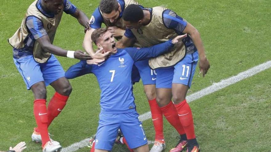 Los jugadores suplentes de Francia celebran con Griezmann el gol de la remontada ante Irlanda.