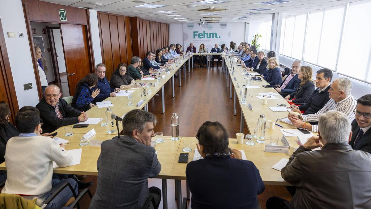 Imafen de una de las reuniones para negociar un nuevo convenio colectivo