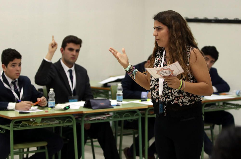 Las imágenes de la primera ronda del Torneo de Debate Escolar de Málaga, que cuenta con el respaldo de La Opinión de Málaga y la colaboración de la Obra Social de La Caixa