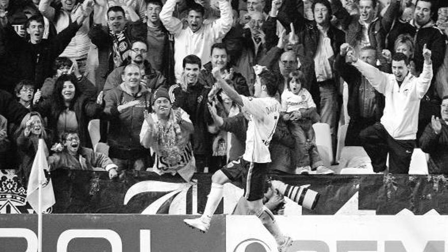 David Villa celebra un tanto, en un partido disputado con el Valencia ante el Sevilla.