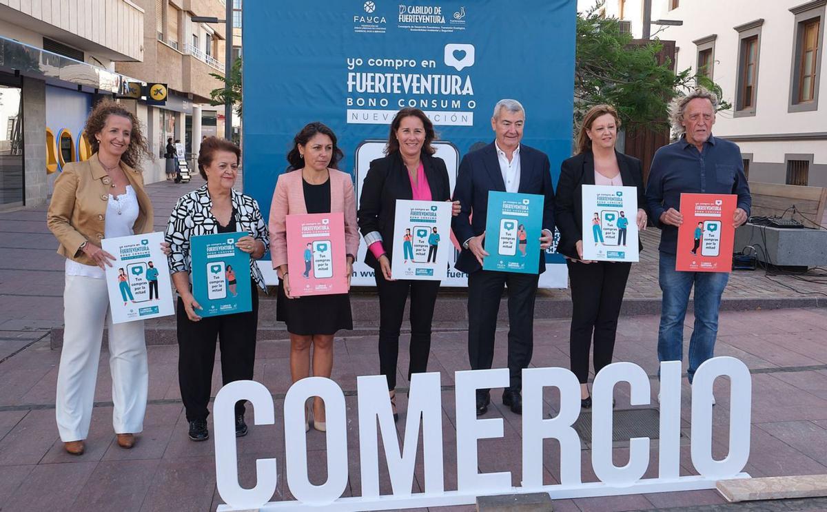 Presentación del cartel de la campaña comercial ‘Yo compro en Fuerteventura’, ayer, en Puerto del Rosario. | | PRENSA CABILDO