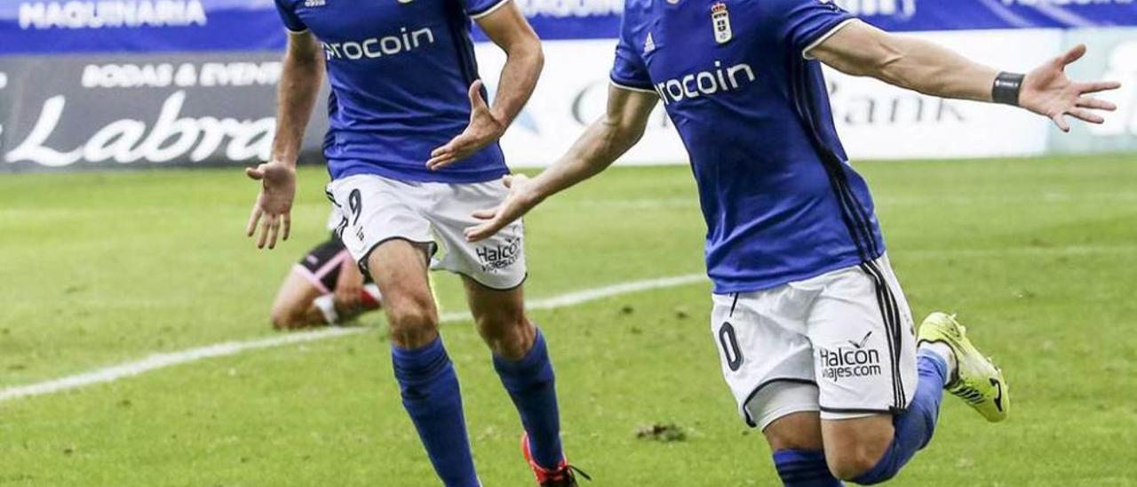 Linares celebra su gol ante el Rayo Vallecano en el Carlos Tartiere, con Toché a la izquierda.
