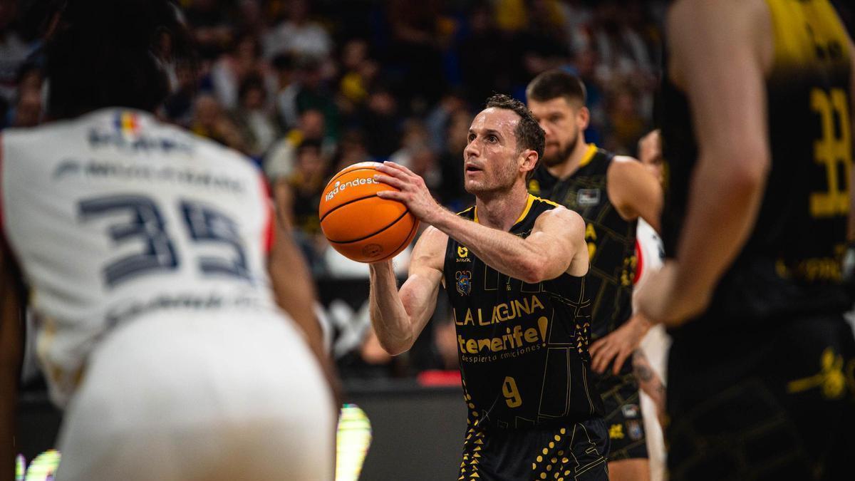 Marcelinho Huertas lanza un tiro libre en el partido del Canarias contra el Andorra.