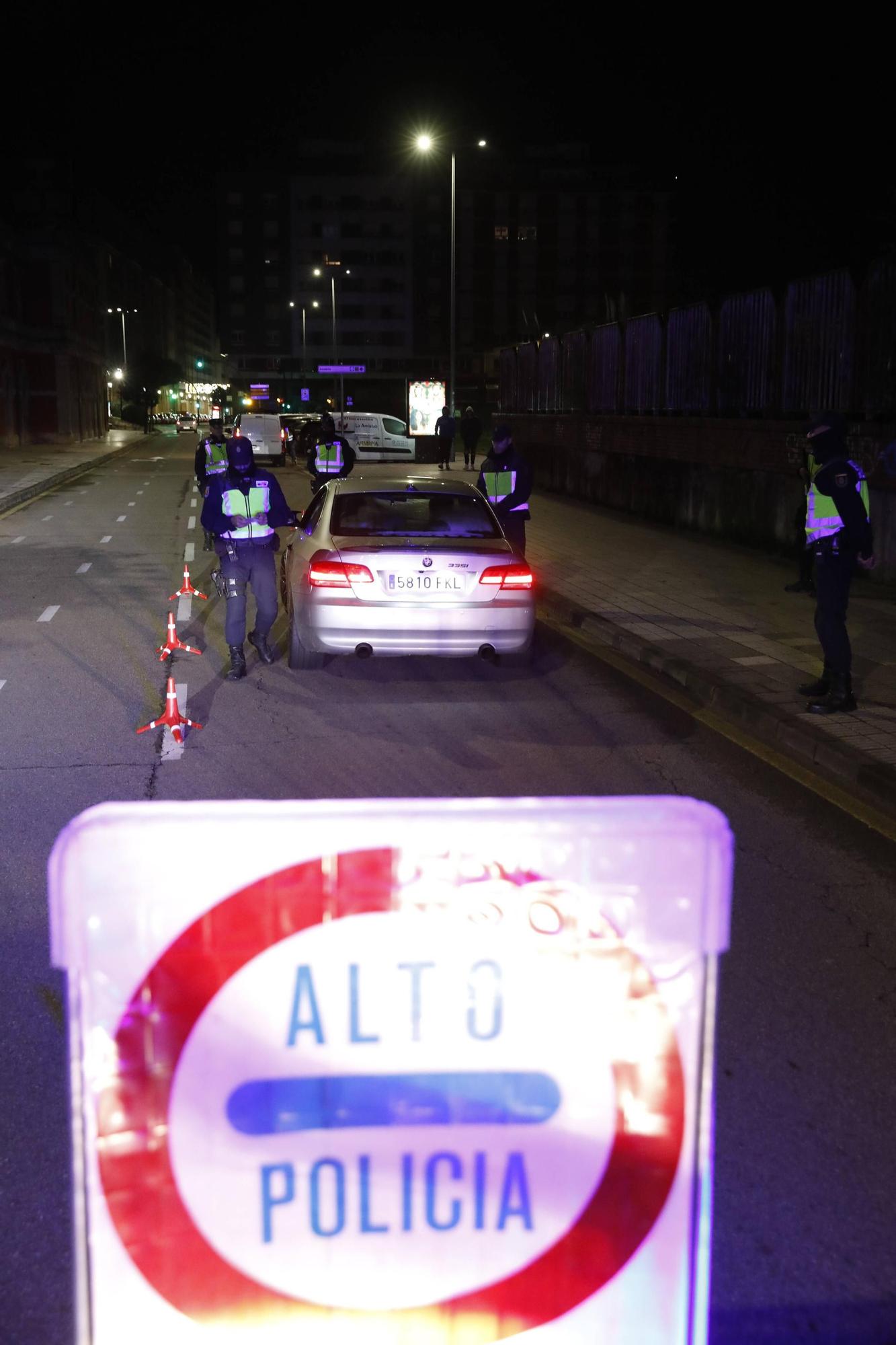 Así vigila la Policía Nacional las zonas de ocio nocturno en Gijón (en imágenes)