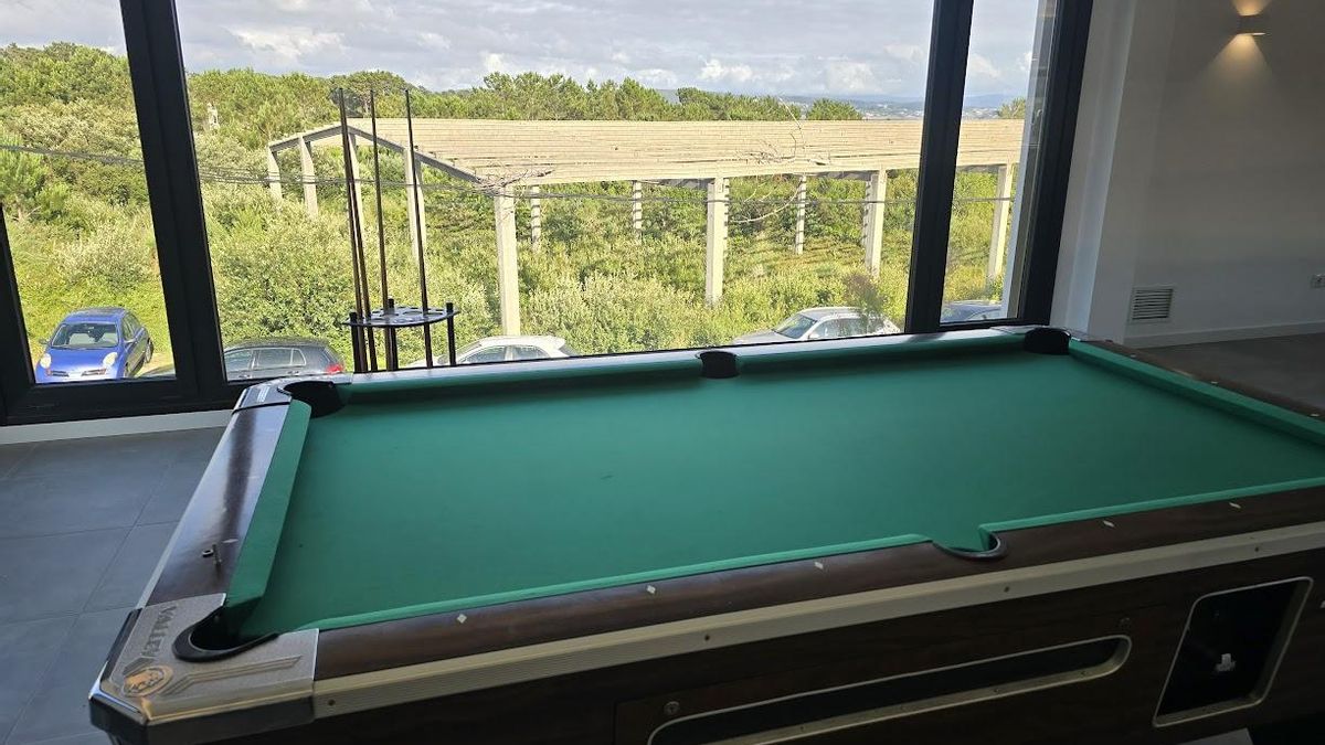 El viejo pabellón y la parcela en la que levantar el complejo polideportivo, vistos desde el camping Top Balea, al otro lado de la carretera.